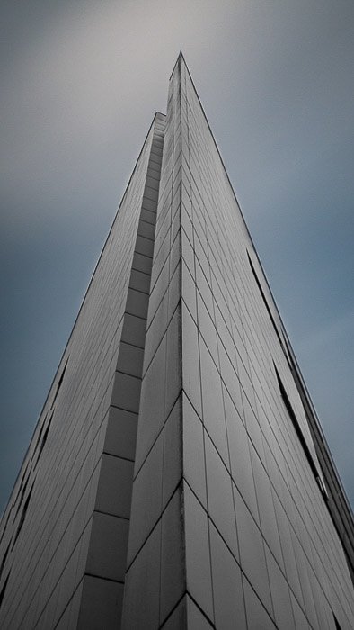 Изображение небоскреба, отредактированное с помощью автомаски lightroom