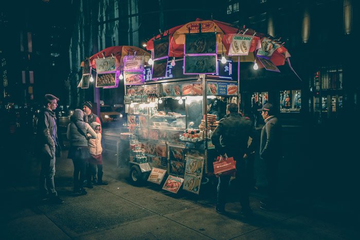 Уличный портрет людей у открытого киоска с едой ночью - темы фотографии