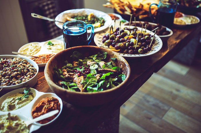 Фуд-фотография блюд на День благодарения на деревянном столе