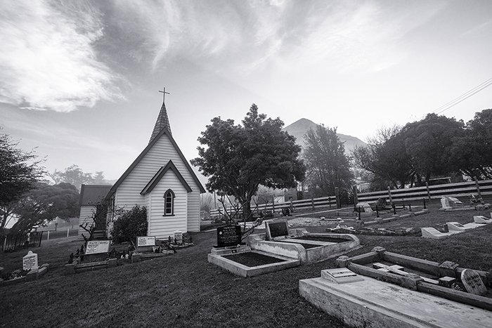 черно-белая фотография экстерьера церкви, демонстрирующая использование тона в фотографии