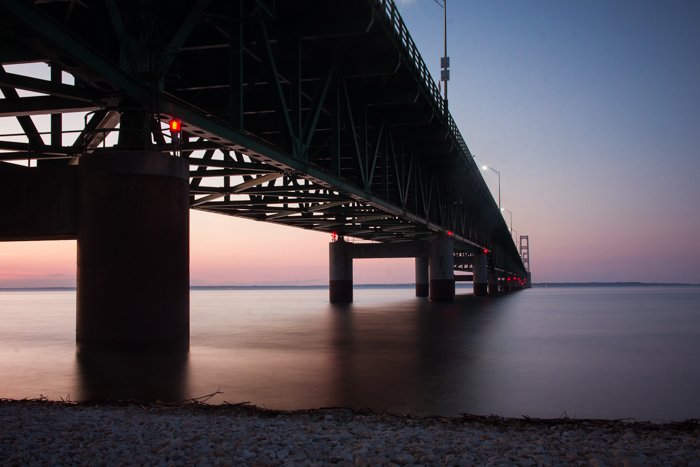 драматическая фотография моста через реку на закате, использование динамического диапазона в фотографии