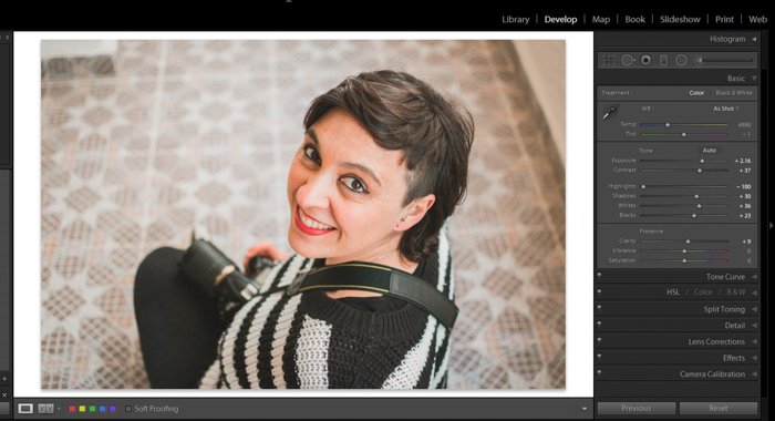 Скриншот, показывающий, как отбелить глаза и зубы в Lightroom - портретная фотография после редактирования и коррекции баланса белого