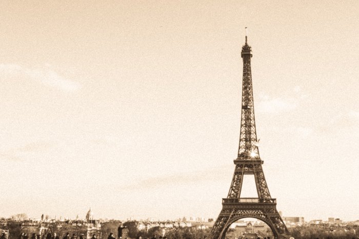 Изображение Эйфелевой башни в Париже в тонах сепии