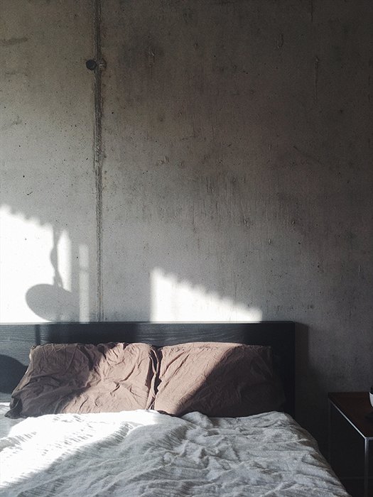 кровать в минимальной комнате - настройка для будуарной фотографии