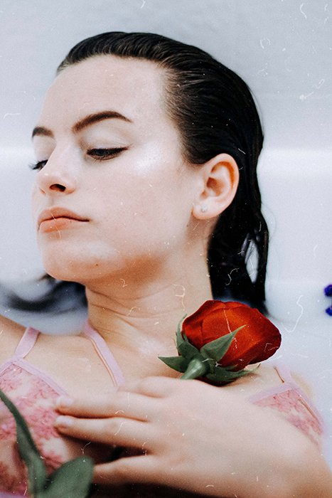 чувственный портрет в молочной ванне женской модели с использованием реквизита будуарной фотографии