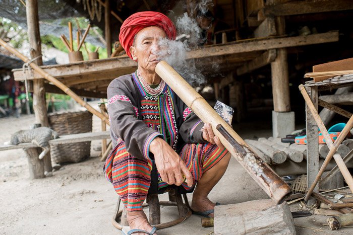 Туристический портрет курящего мужчины, снятый с помощью голландской угловой фотографии