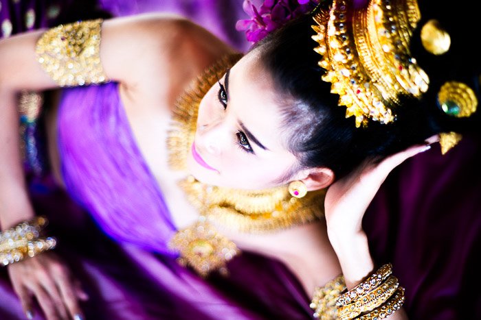 чувственный портрет тайской модели, снятый с помощью dutch angle photography