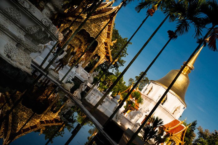 потрясающий вид тайского храма, снятый с помощью dutch angle photography