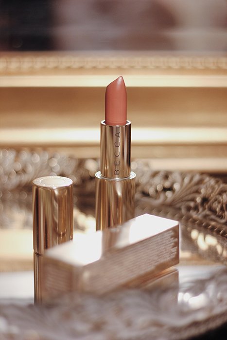Стильный снимок продукта макияжа Becca Lipstick на роскошном блюде