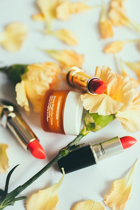 Фотосъемка косметической продукции в цветочной тематике - советы фотографа по макияжу