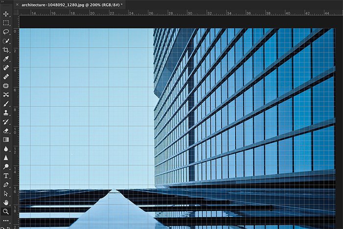 Скриншот, показывающий, как использовать сетку для редактирования архитектурной фотографии в Photoshop