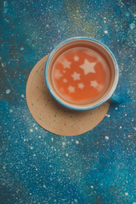 креативный натюрморт с отражением звезды в кофейной чашке