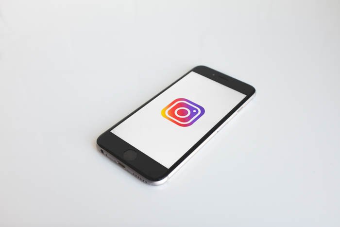 смартфон с иконкой instagram на экране