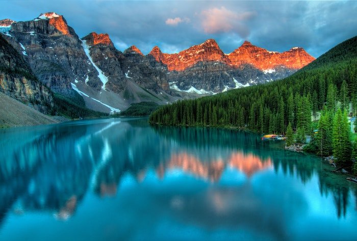 драматическая фотография озера, окруженного горным ландшафтом, использование динамического диапазона в фотографии