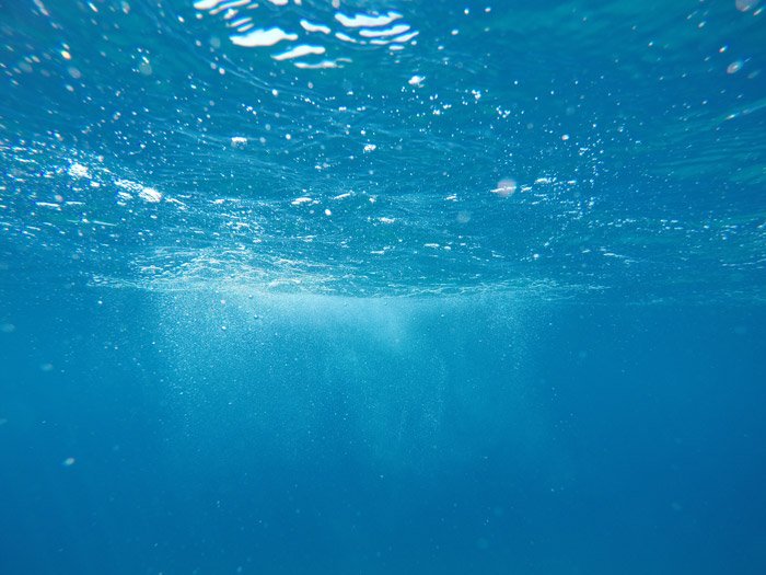 подводный снимок ряби воды - символизм в фотографии