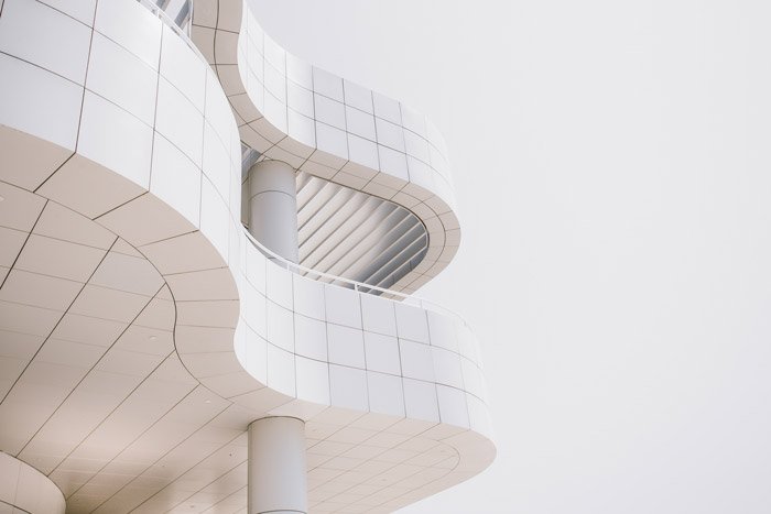 Деталь модернистского архитектурного здания геометрических форм