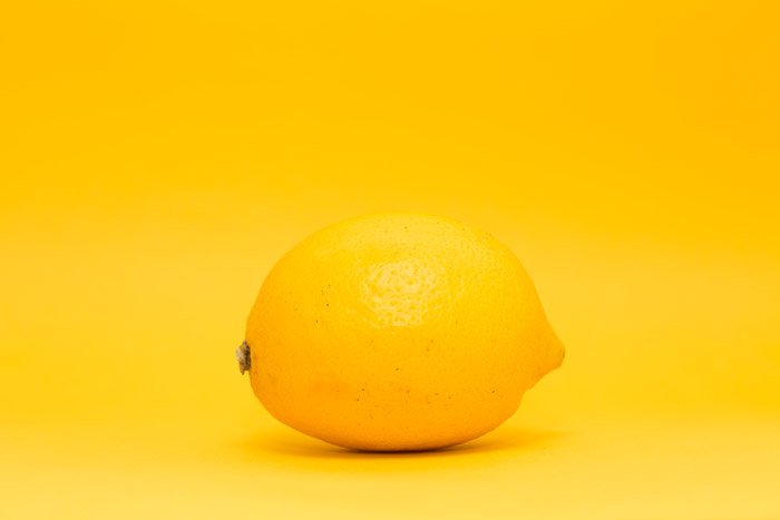 лимон на желтом фоне - символизм в фотографии