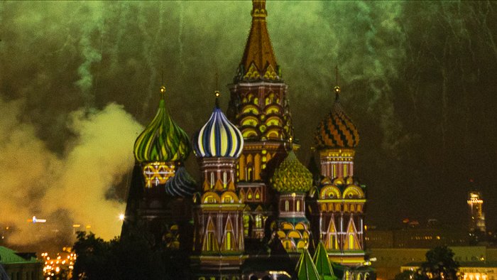 фейерверк над собором Василия Блаженного в Москве