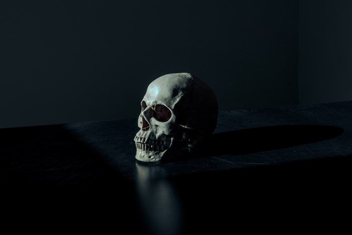 атмосферное фото человеческого черепа на черном фоне - символизм в фотографии