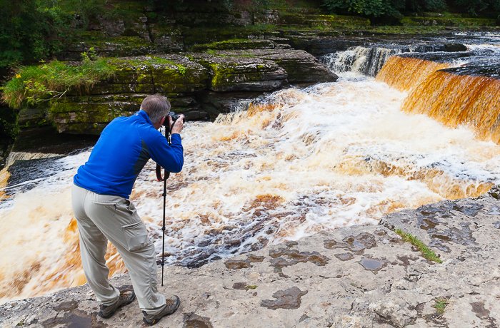 фотограф пытается сделать стоп-кадр водопада