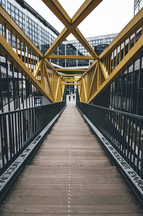 Железнолитой мост с желтыми решетками как пример ведущих линий в геометрической фотографии