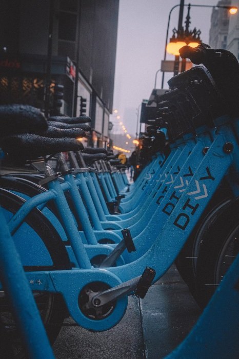 Ряд припаркованных велосипедов как пример геометрической фотографии
