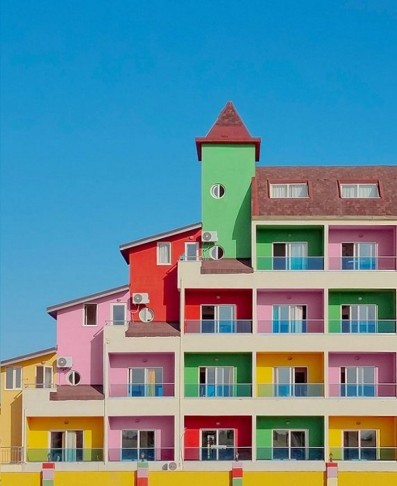 Красочные квартиры с голубым небом как вдохновение для геометрической фотографии