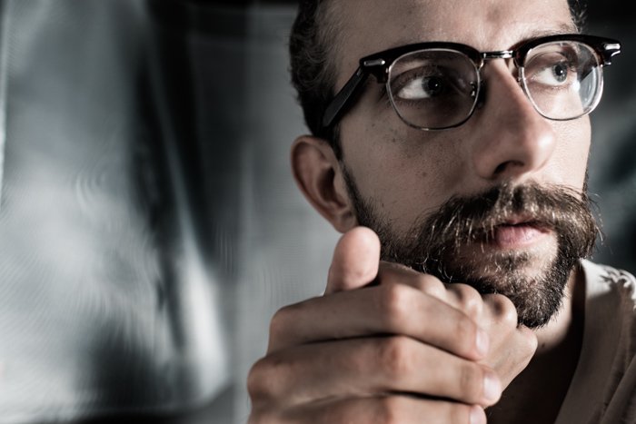 Портретная фотография бородатого мужчины в очках с использованием ключевого света