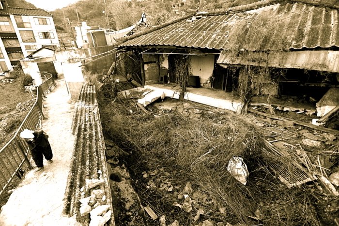 Фотография заброшенного дома с фильтром сепии