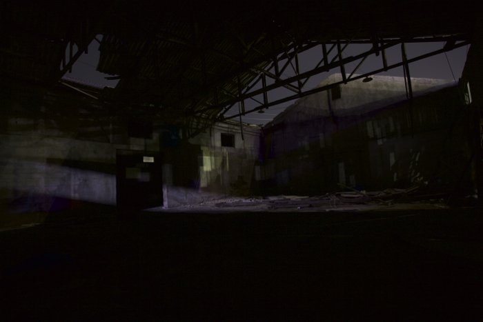 Фотография заброшенного здания в ночное время