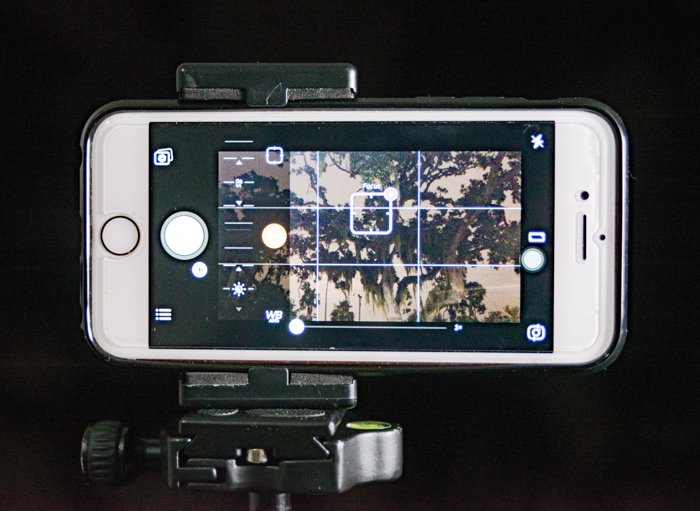 Фотография белого iPhone в функции фото с включенной сеткой камеры