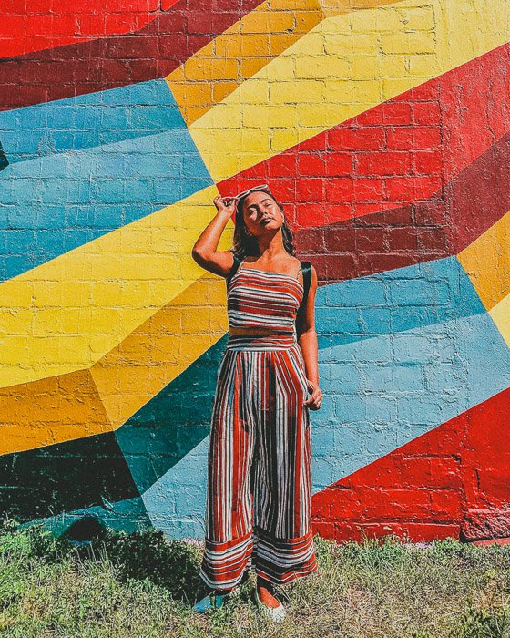 Цветное фото девушки с разными углами на фоне кирпичной стены