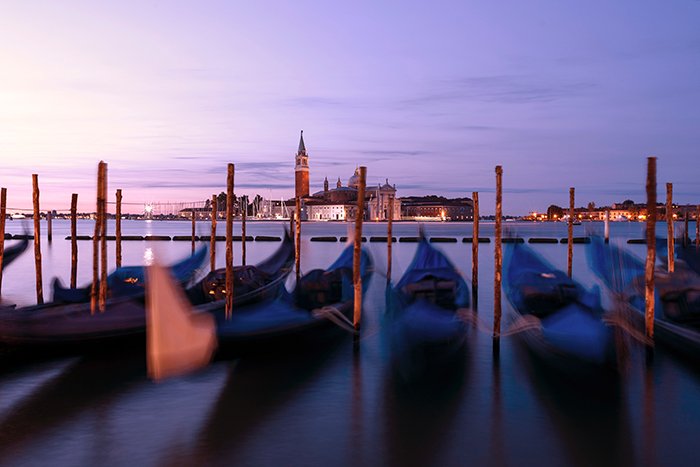 Фотография гондол в Венеции на закате