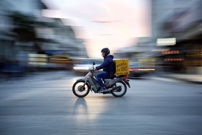 Фотография мужчины на мотоцикле с эффектом панорамирования