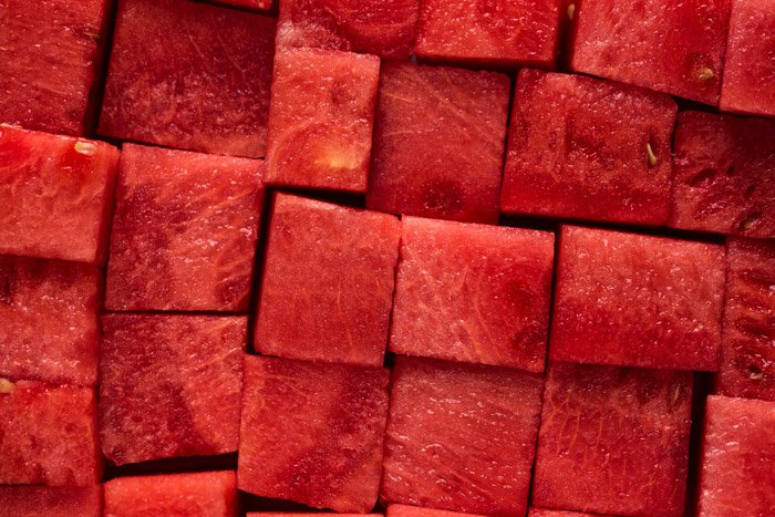 Макрофотография кубиков красного арбуза