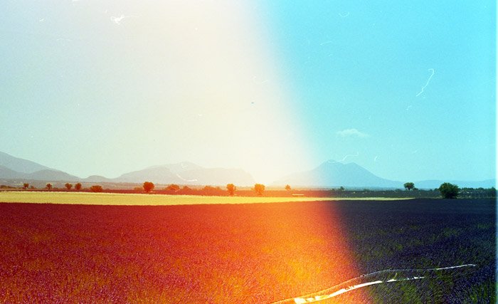 Фотография пейзажа, левая часть которого имеет красный оттенок
