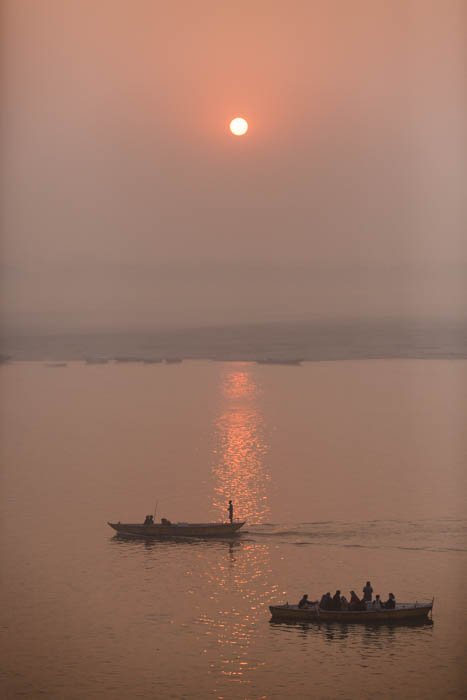Фотография кораблей на реке на закате