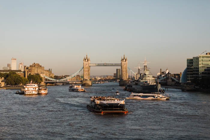 Фотография кораблей на реке Темзе с Лондонским мостом на заднем плане