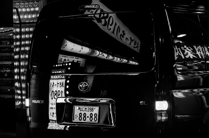 Черно-белый png файл черного фургона с отражениями зданий