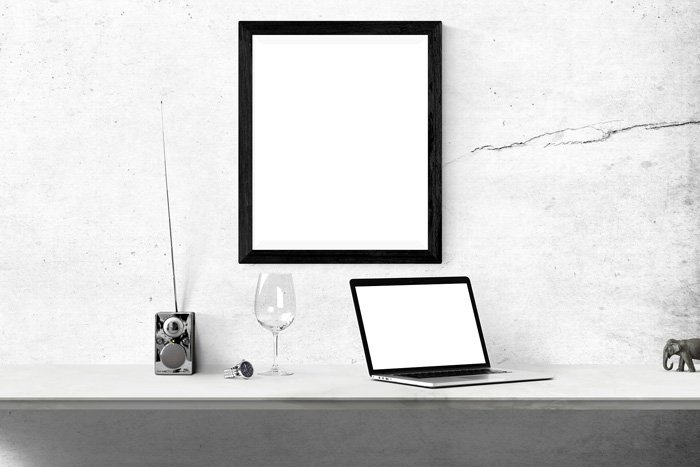 Черно-белая фотография зеркала и ноутбука
