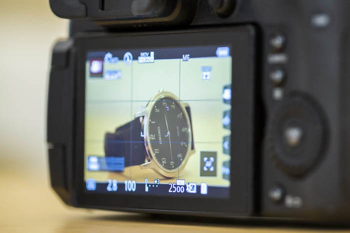 Цифровой дисплей камеры, показывающий часы на экране