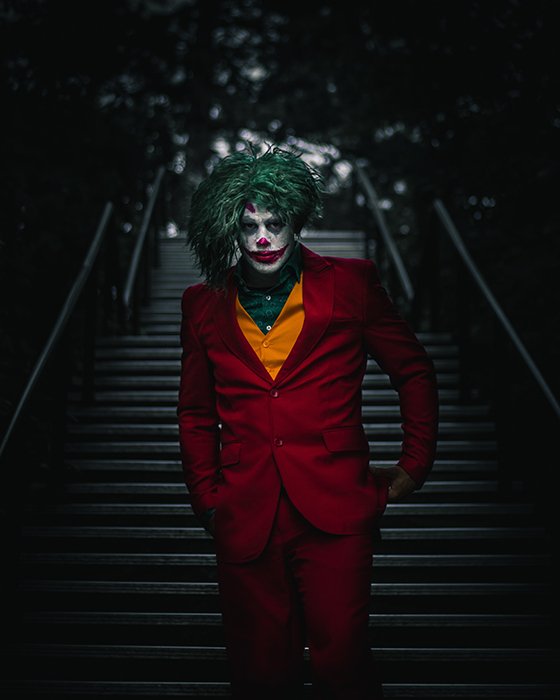 Культовый образ из нового фильма о Джокере, воссозданный с использованием костюма и грима