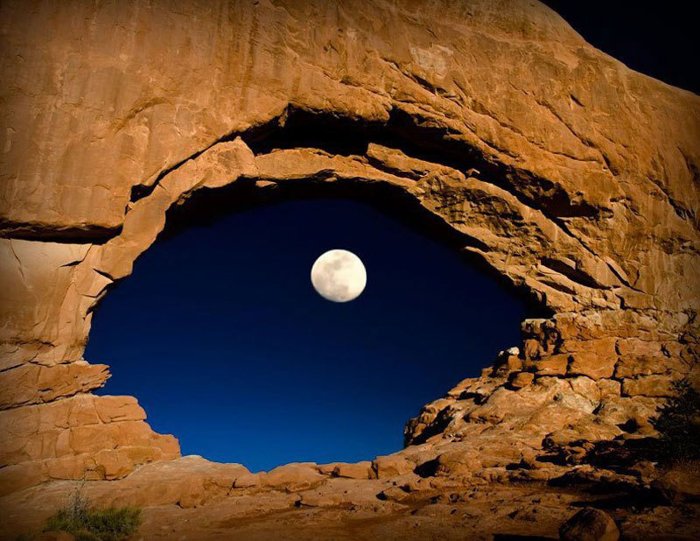 Фотография пещеры с луной, появляющейся в отверстии посередине