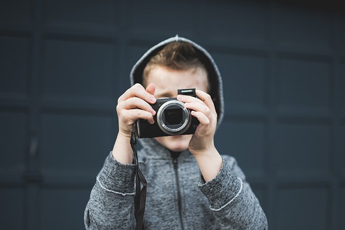 Фотография маленького мальчика с камерой