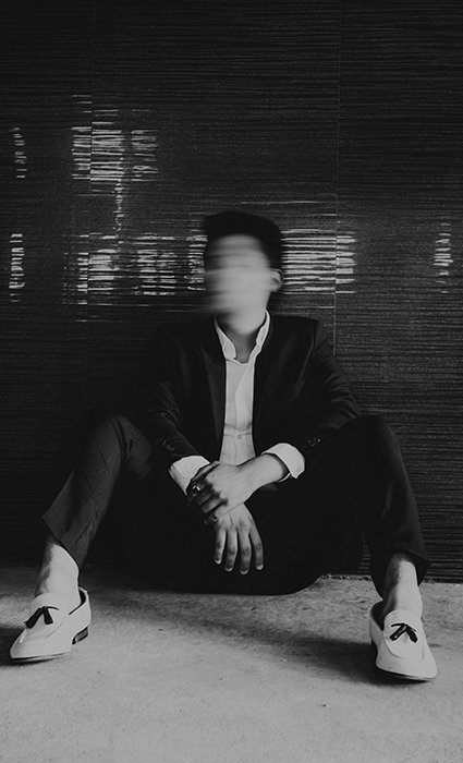 Черно-белая портретная фотография мужчины с эффектом размытия движения на лице