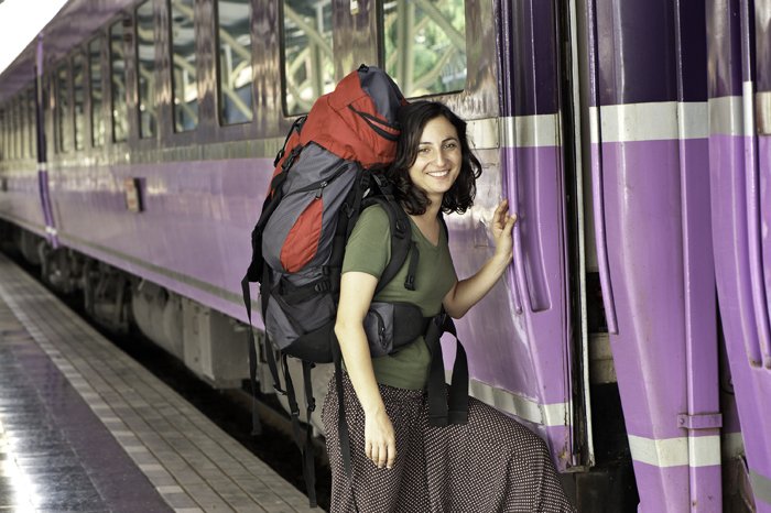 Фотография рюкзака, стоящего рядом с поездом