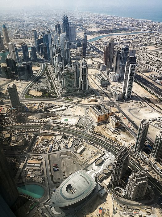 Фотография с дрона огромного города с небоскребами