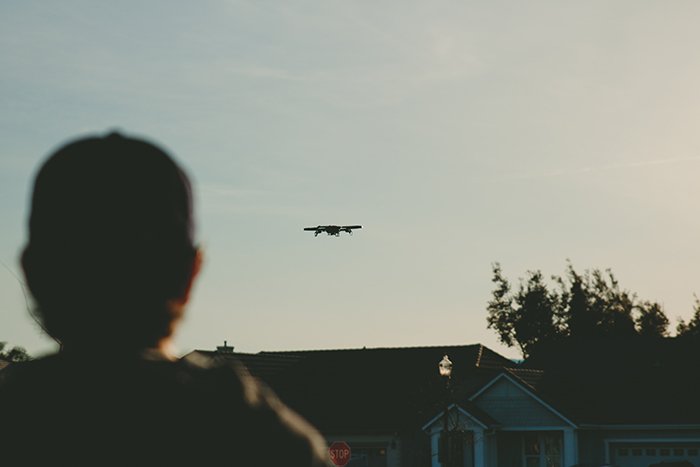 Фотография дрона, пролетающего над домом