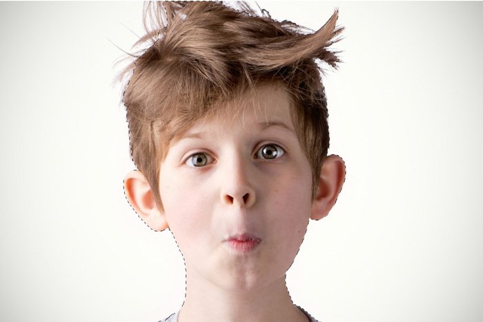 Использование Photoshop для выделения портрета маленького мальчика с грязными волосами