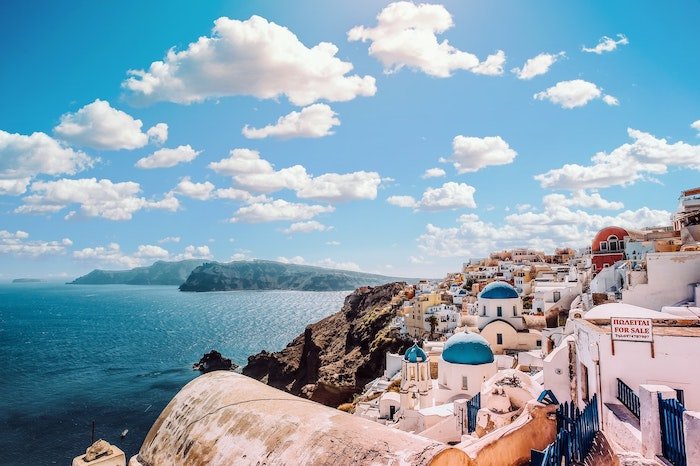Отредактированное изображение греческого приморского города